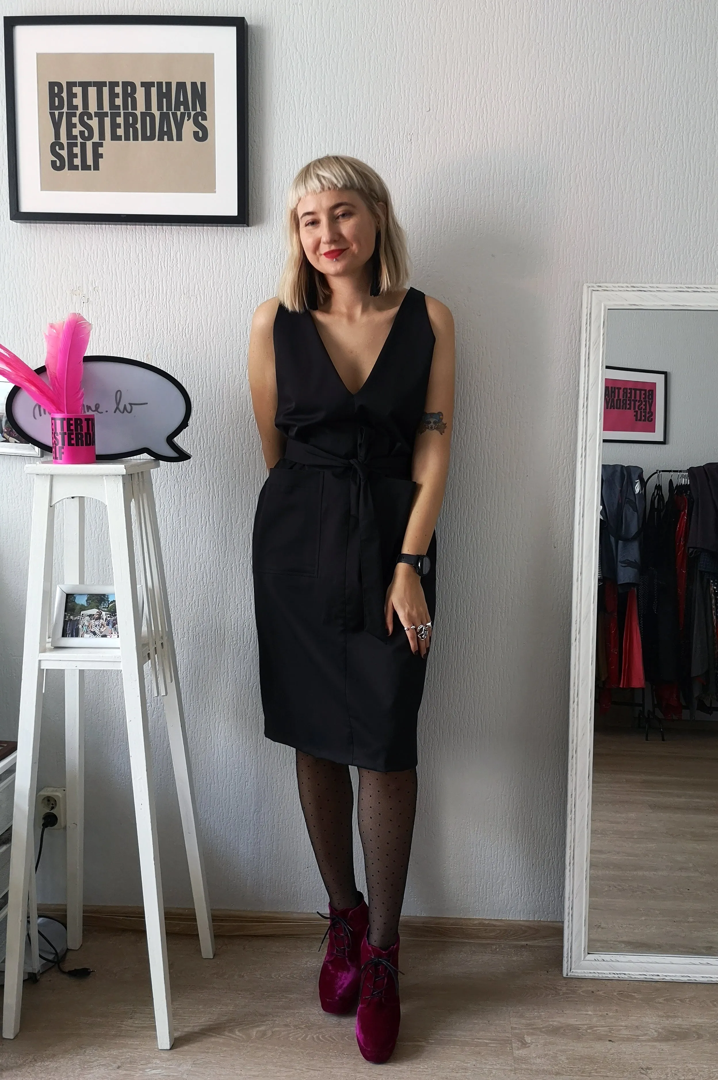 Elegant, Sexy und Fun Black V Neck and Back Straight Dress for All Life Occasions