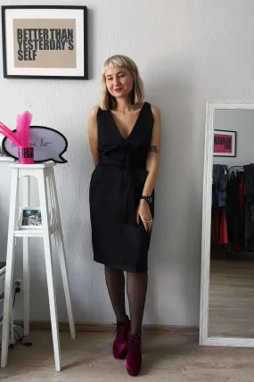 Elegant, Sexy und Fun Black V Neck and Back Straight Dress for All Life Occasions