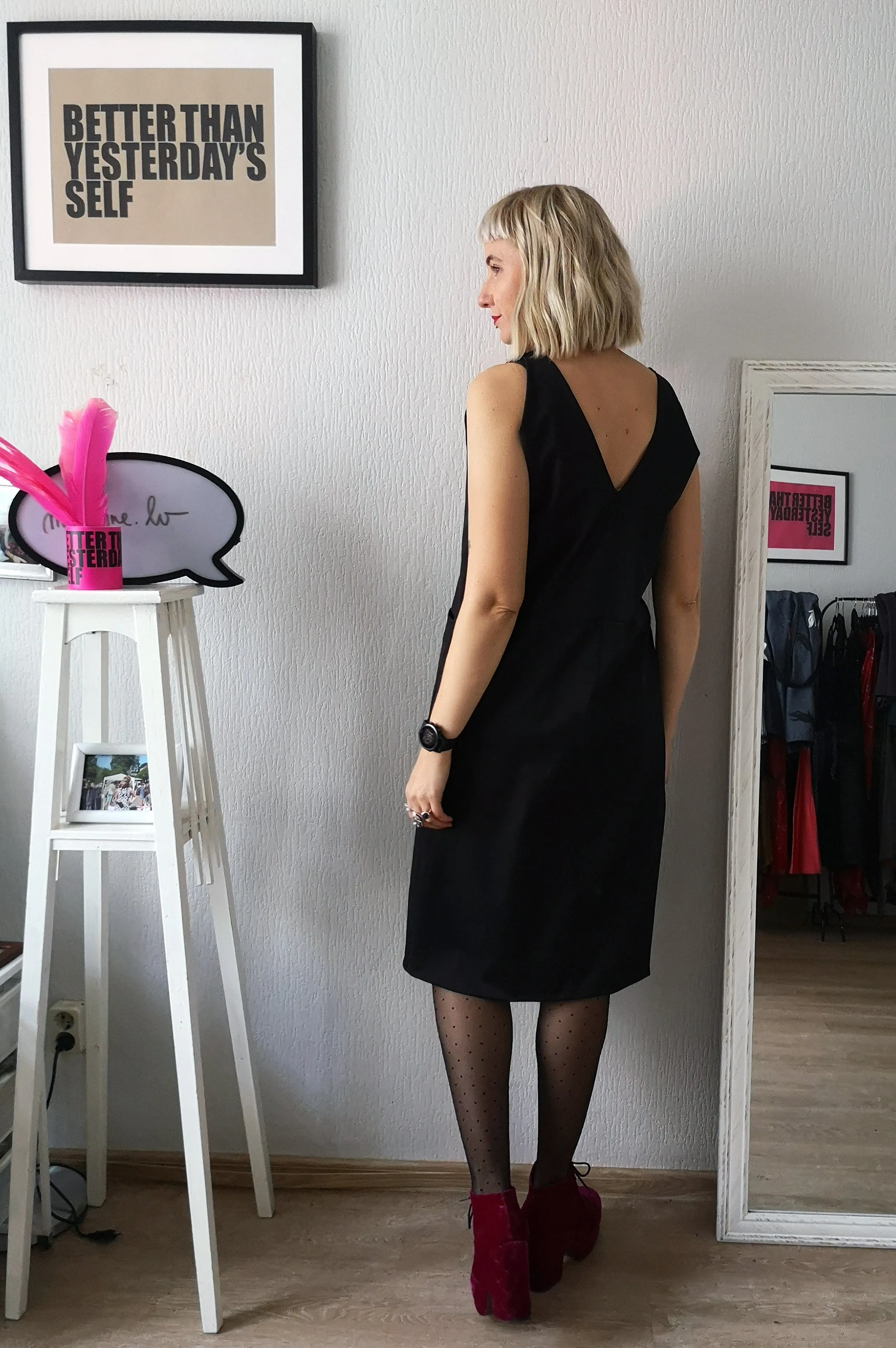 Elegant, Sexy und Fun Black V Neck and Back Straight Dress for All Life Occasions